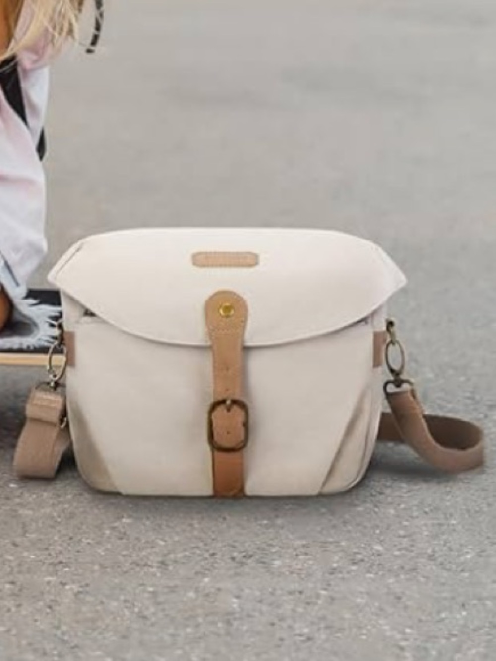 Bagsmart Camera Bag
Unisex Beige Canvas
Flap Buckle Adjustable
Crossbody Strap